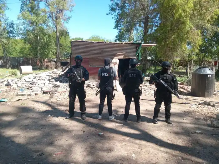 Cinco allanamientos simultáneos por microtráfico: irrumpieron con disparos antitumulto frontera - 2