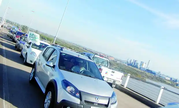 Caravana de los vecinos de Gualeguaychú a Fray Bentos en rechazo de UPM Botnia