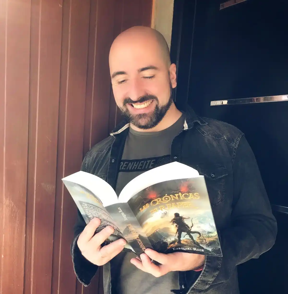 Además de la novela, el autor presenta el juego de cartas intercambiables (TCG) “Batalla Elemental" y "CLAN", un juego de fantasía gamer.