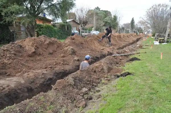 Avanza la obra de conexión de la red cloacal en el barrio Los Aromos