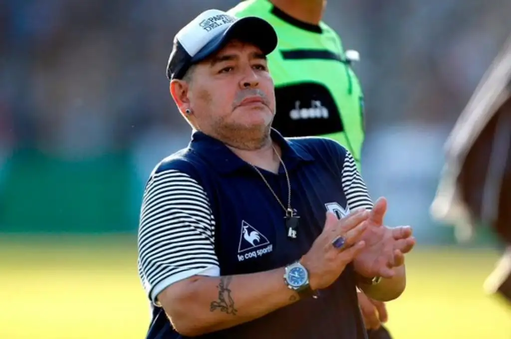 “Maradona está sedado y estabilizado”