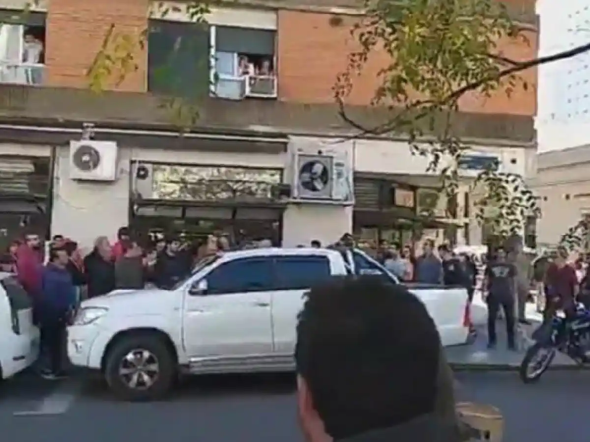 Un hombre evitó que lincharan a un delincuente que intentó robar una camioneta