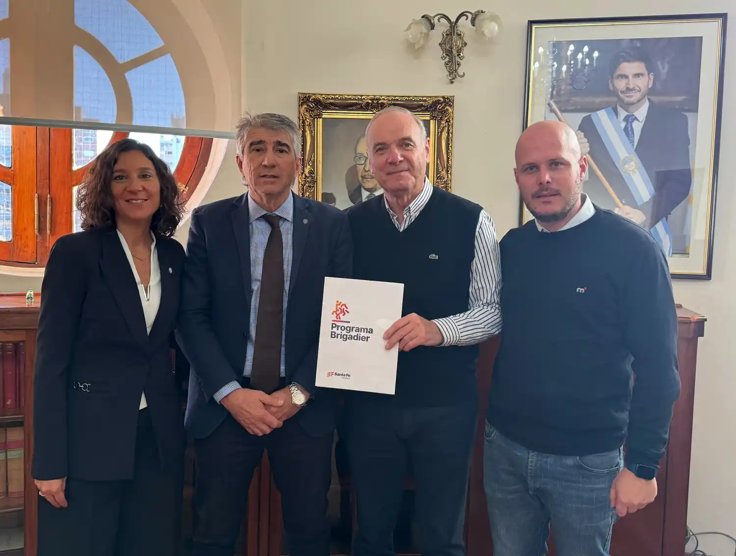 Gizzi en Casa de Gobierno junto a Bastia, Leticia Di Gregorio y Vergé.