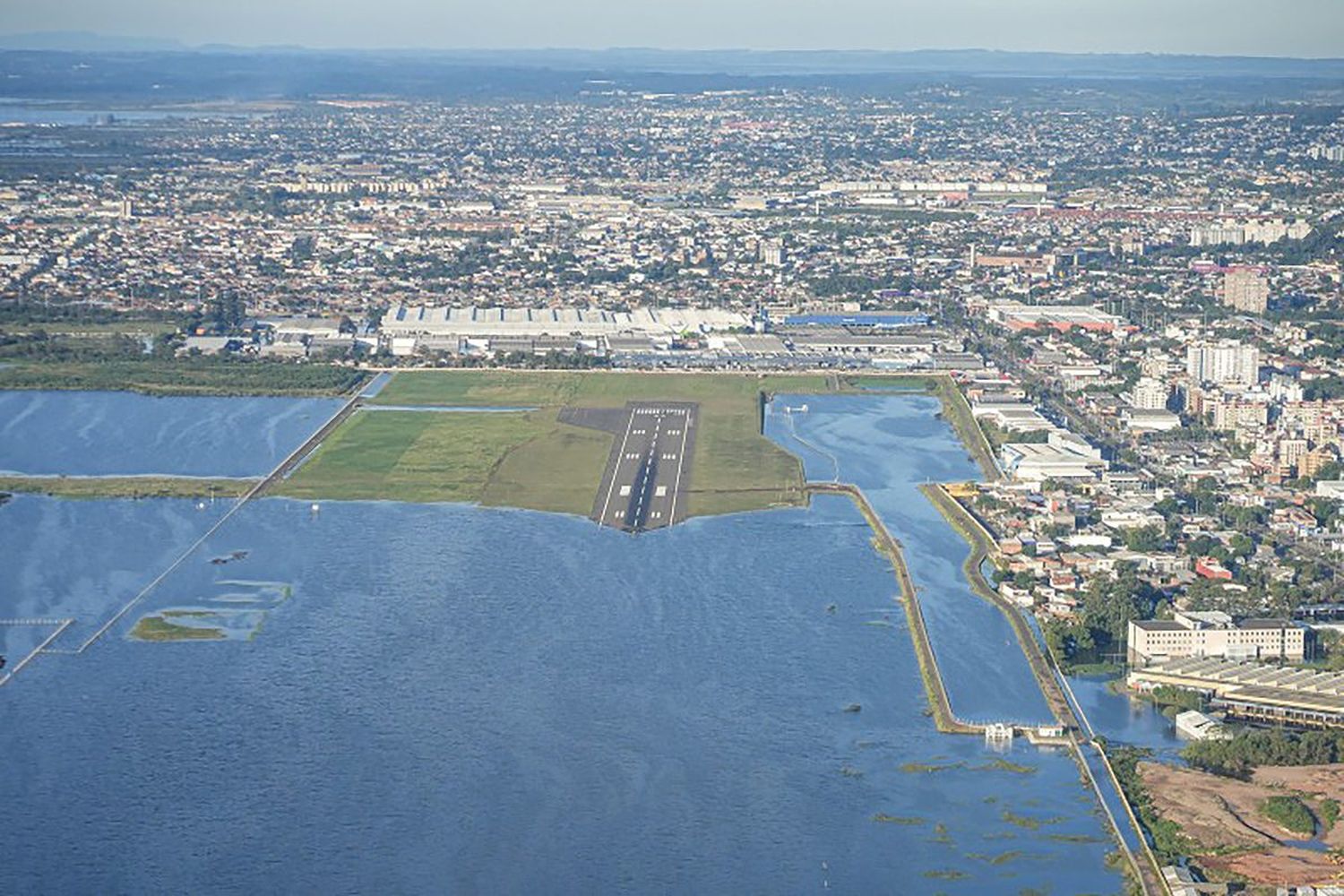 El aeropuerto de Porto Alegre volverá a recibir vuelos comerciales en octubre: estudian millonaria compensación a Fraport