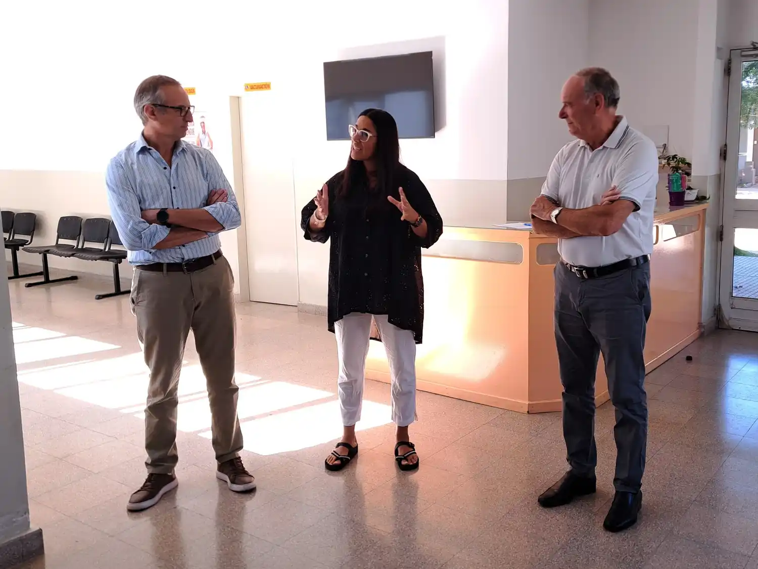 La flamante directora junto a Sánchez de Bustamante y el intendente Gizzi.