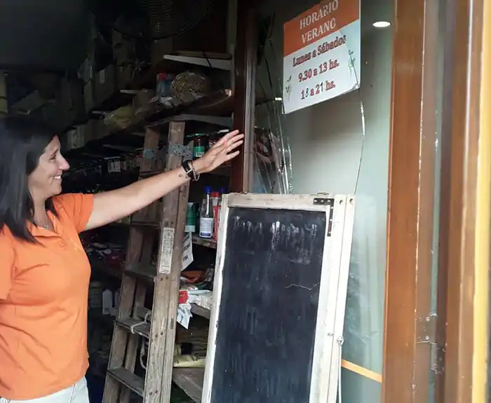 Violentan el candado y rompen una puerta para robar dinero