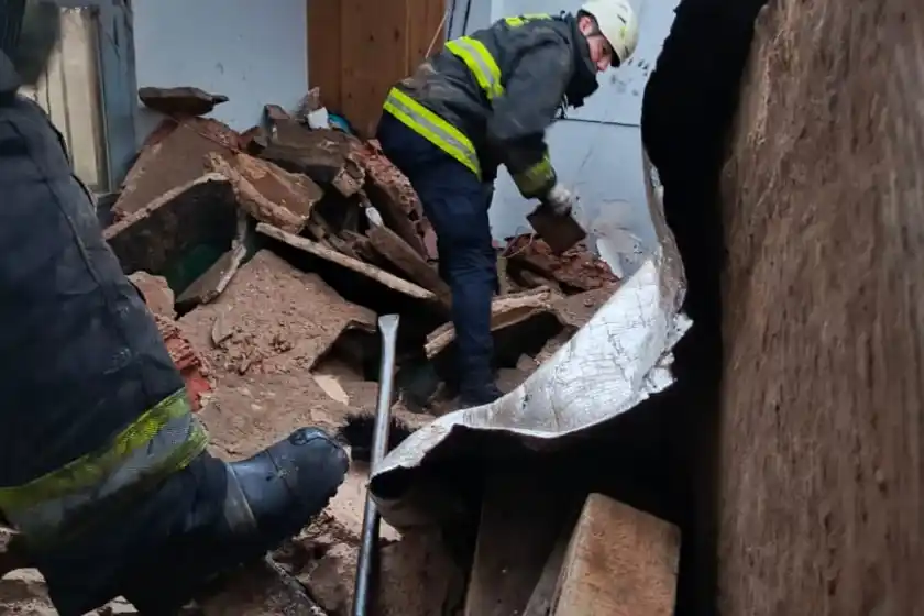 Tragedia en zona oeste: se derrumbó el techo de una casa y murió una mujer de 74 años.