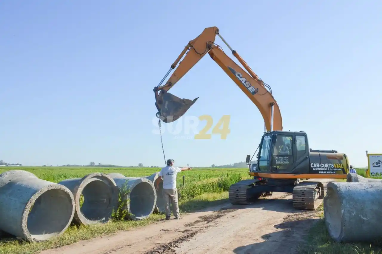 Obras en tiempos de sequía: el Municipio ejecuta un importante desagüe en laguna Agataura 