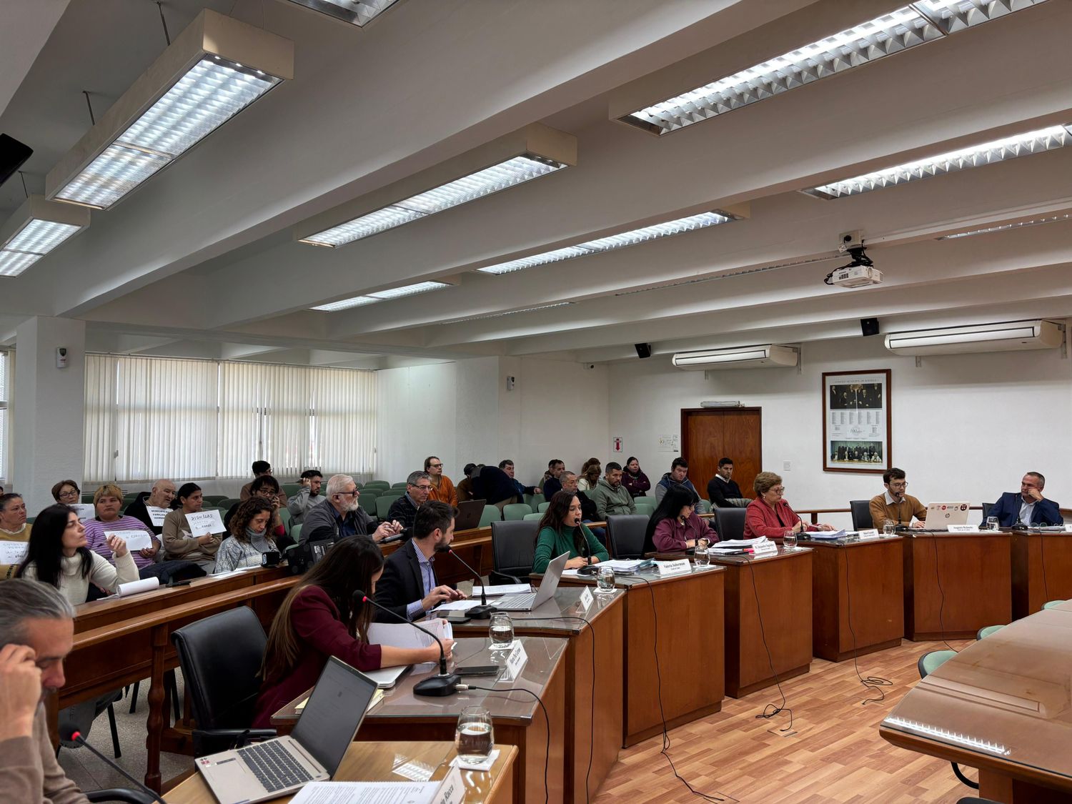 Con duras críticas de la oposición al Ejecutivo, el Concejo prorrogó la compra directa de alimentos