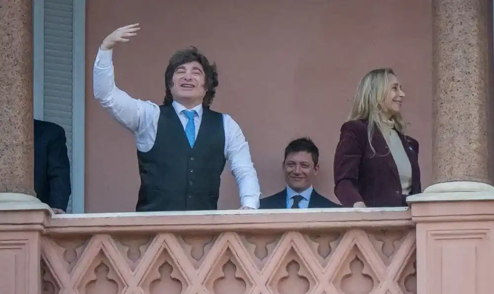 Javier Milei compartió en sus redes una foto en el balcón de la Casa Rosada junto a Santiago Caputo y Karina Milei. (Foto: X @TommyShelby_30)