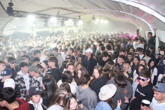 A carpa llena, se vive la noche del viernes en la fiesta de la Primavera