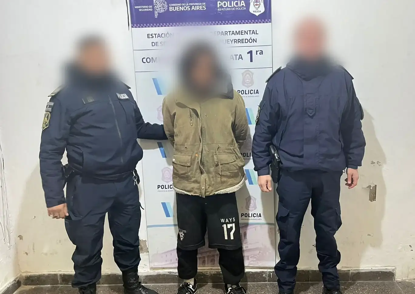 El hombre fue localizado y aprehendido en la vía pública en inmediaciones del lugar del hecho.