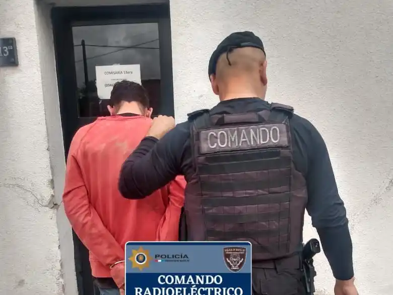 El agresor fue reducido por la policía y trasladado al hospital. Crédito: Relaciones Policiales.