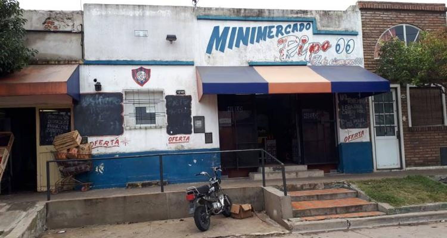 Cigarrillos y bebidas, el botín  de los ladrones en un almacén