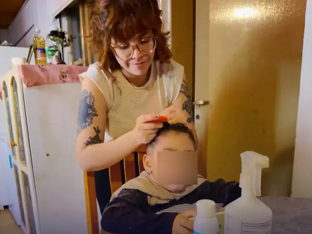 ¿Pagarías por esto? Una mujer se quedó sin trabajo y ahora cobra hasta $25.000 por sacar piojos y liendres a domicilio