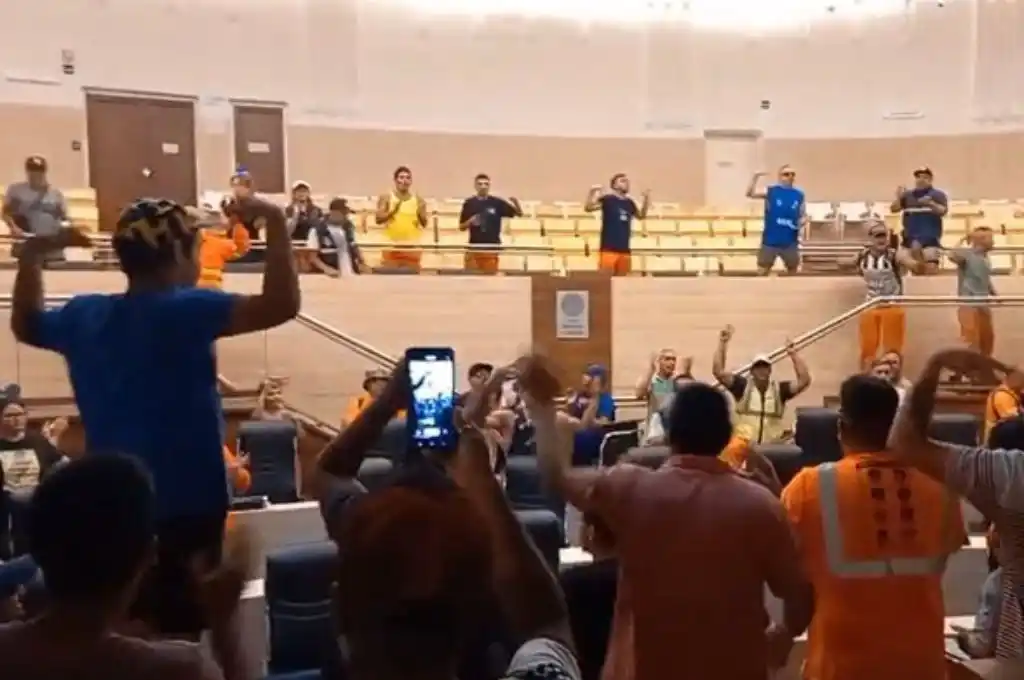 Trabajadores portuarios protagonizaron una violenta protesta en la Municipalidad y el Concejo de Rosario