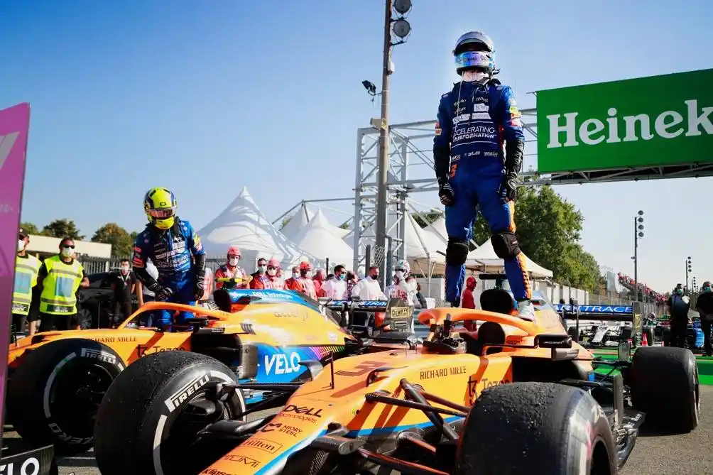 Ricciardo aprovechó el choque entre Hamilton y Verstappen y ganó el Gran Premio de Italia