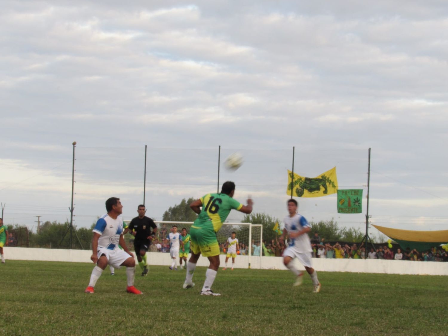 Se vienen los partidos revanchas en Primera División. En el estadio "25 de Junio" se enfrentarán Libertad-Urquiza y pese al triunfo de los auriverdes el pasado fin de semana por 2-0, para los de La Banda no está dicha la última palabra.