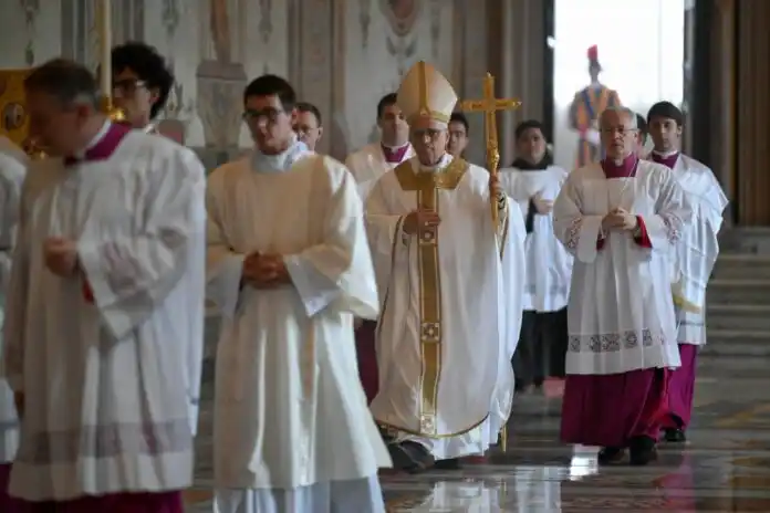 El papa León XIV se dirige a ofrecer su primera misa en la Capilla Sixtina. (Vatican News)