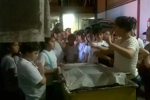 La producción artesanal de papel reciclado es un atractivo para estudiantes