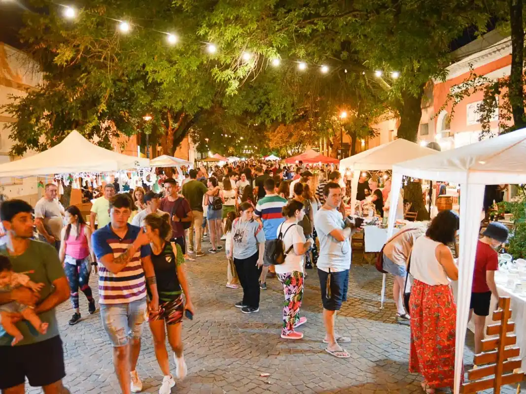 En el marco de las actividades del 8M, este domingo vuelve el Paseo Alem con feriantes y música