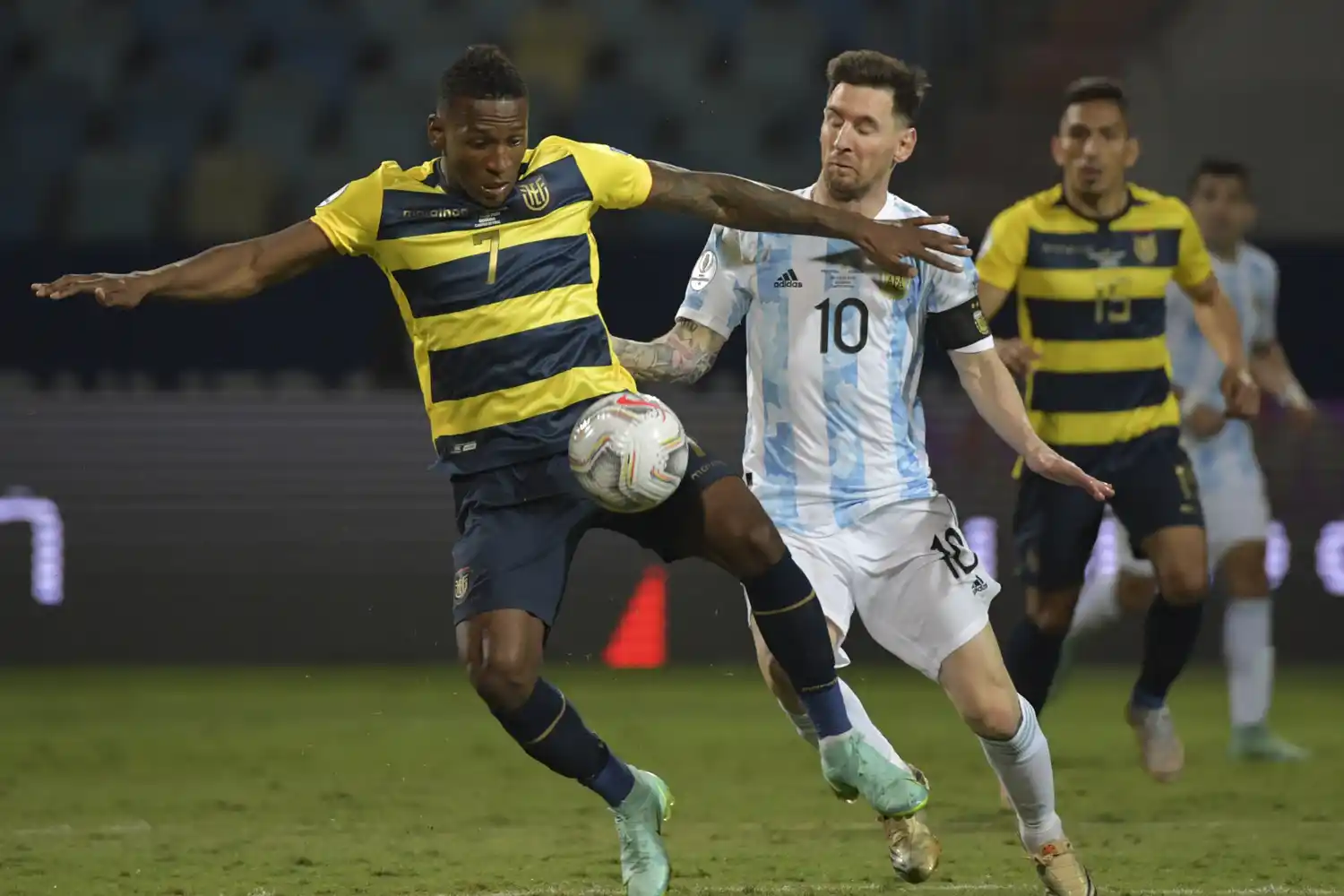 Messi, intentando desequilibrar.