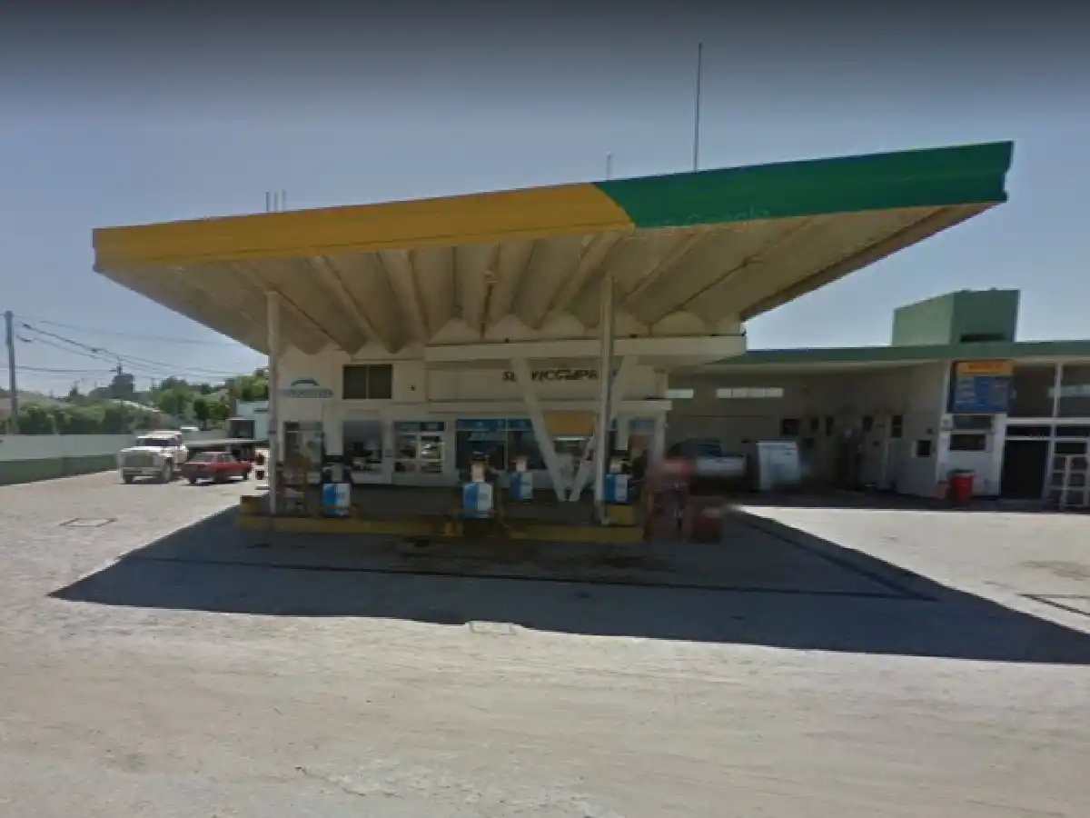 Le robó a un playero y antes de irse le pidió un abrazo