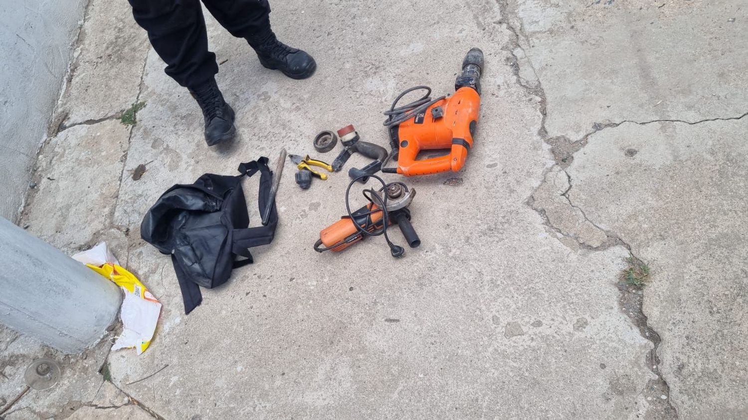 Huyó a las corridas con una amoladora y una caja de herramientas, pero cayó tras un importante operativo conjunto