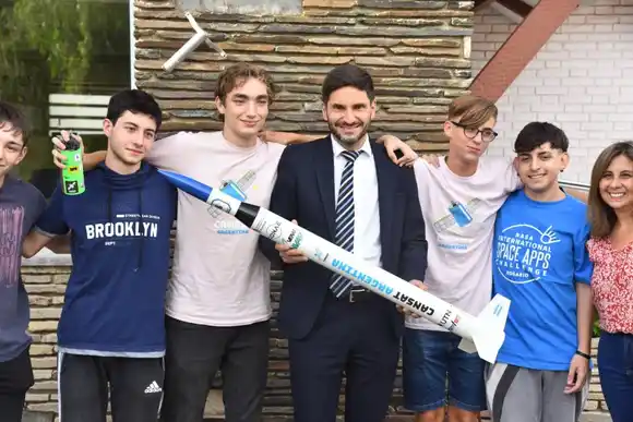 El Gobernador reconoció a los jóvenes del Club de Ciencias de la Escuela Técnica de Roldán