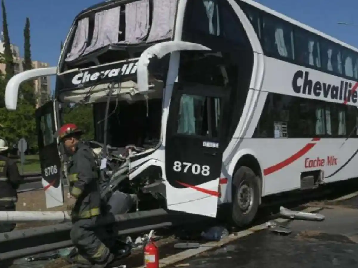 Mendoza: chocó un micro de dos pisos con jubilados que iban a Córdoba