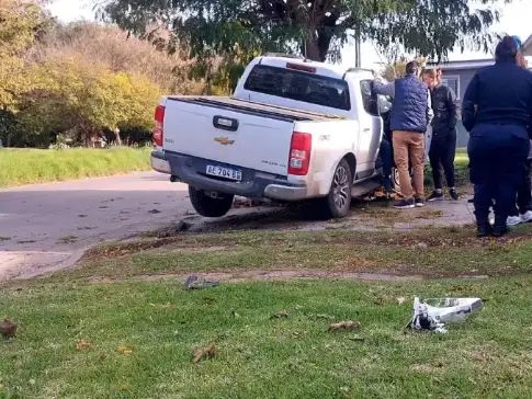 El rodado, una Chevrolet S10, quedó con daños estructurales severos, prácticamente inutilizable, y en una posición inestable tras la colisión.