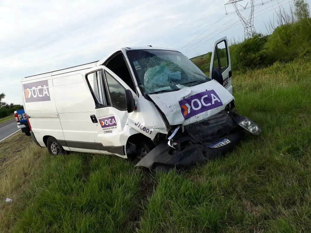 Ruta 12: una herida luego de que chocaran una combi familiar