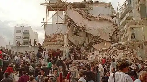 Del otro lado de la pared: "No me sueltes  la mano, no me dejes, no me abandones"