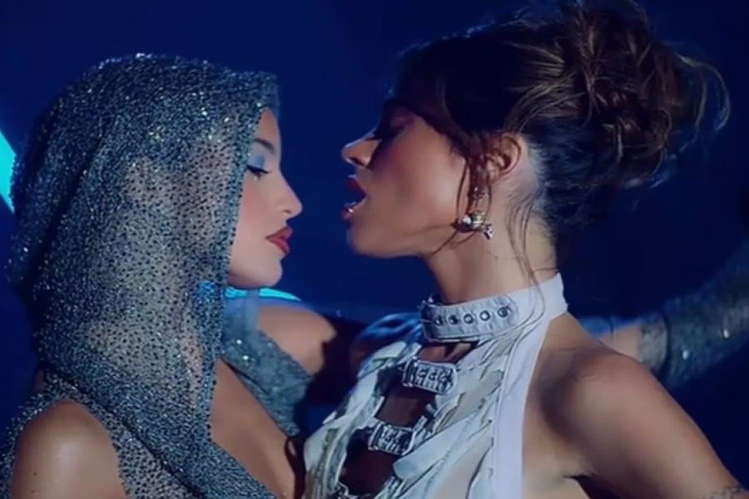 Tini Stoessel y Emilia terminaron un show con un beso en la boca