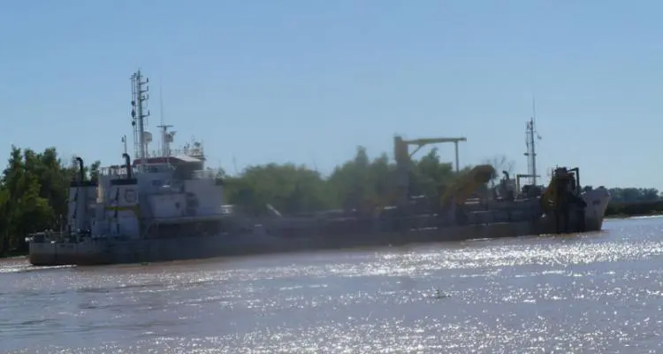Otra vez, se va un barco del puerto por falta de dragado