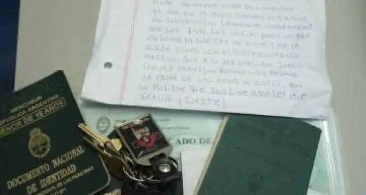 Devolvió documentos pero se quedó con la cartera y la plata