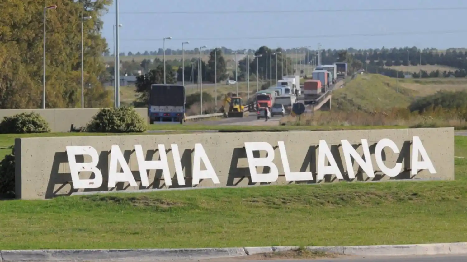 Incendio y gran columna de humo en Bahía Blanca