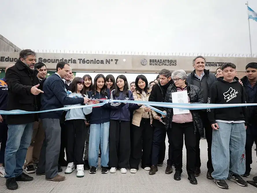 Kicillof inauguró una nueva escuela técnica y cuestionó a Milei