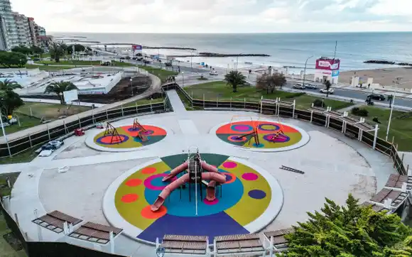 El área de juegos de Plaza España quedó totalmente renovado