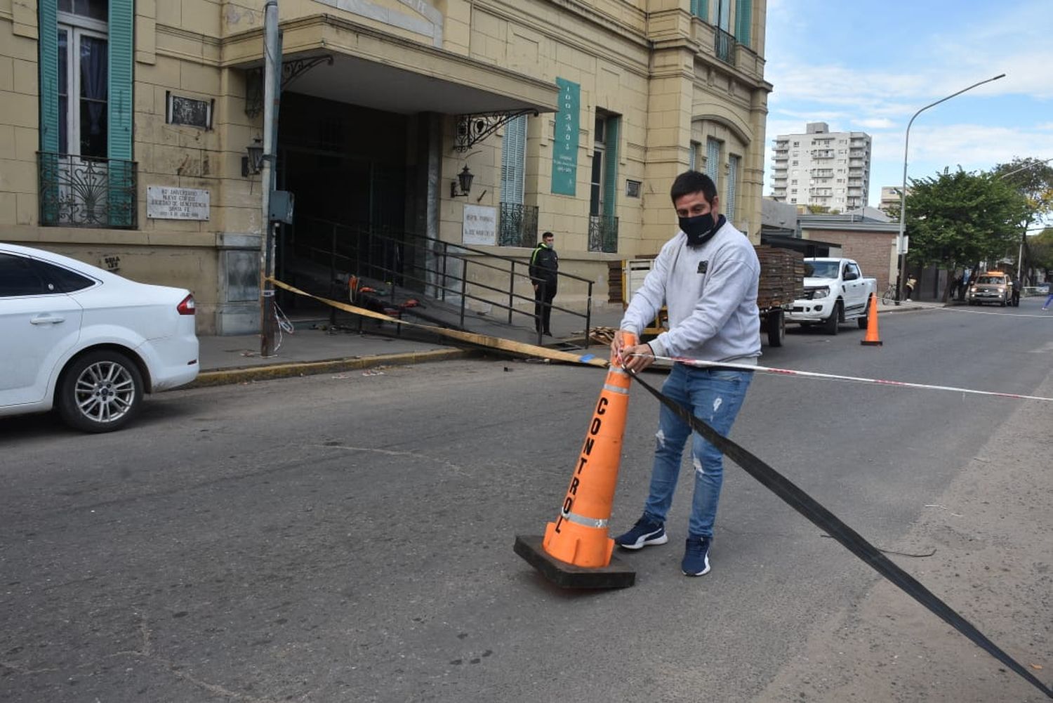 Corte de tránsito en Av. Freyre: montan la rampa que unirá los dos hospitales