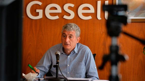 El intendente de Gesell sacó tijera y fibrón rojo: anunció un recorte del 40% de la planta política