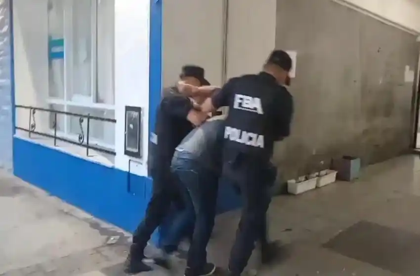 Un hombre con antecedentes intentó golpear y robarle el arma a un policía