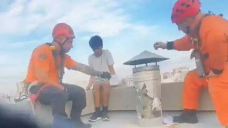Villa Urquiza: bomberos rescataron a un joven que amenazaba con arrojarse desde un piso 13