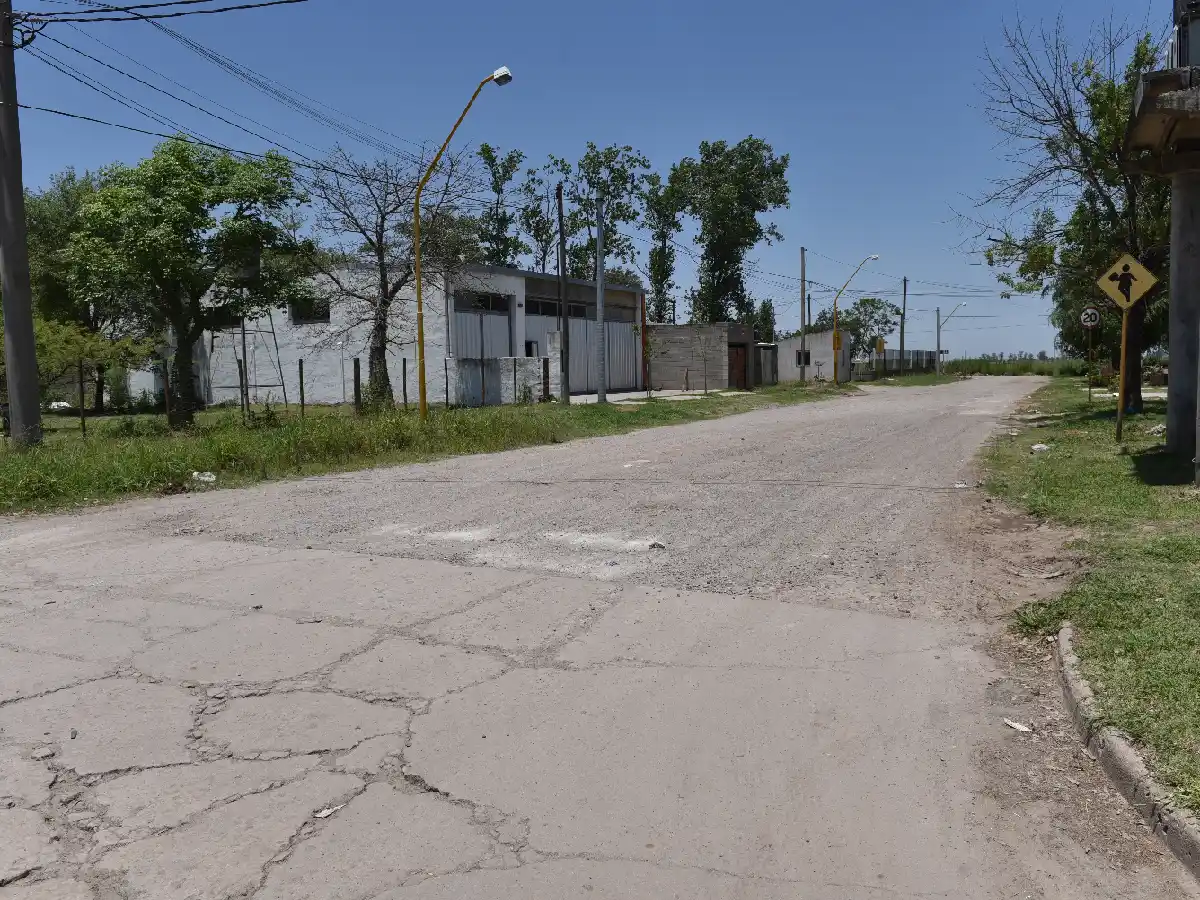 Piden pavimentar calle para  llegar a la Escuela Apadim