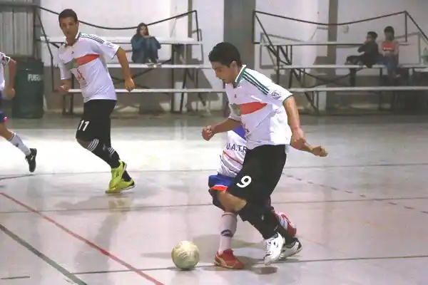 Futsal: Gimnasia bajó al puntero y Nacional saltó a la punta en Mayores A