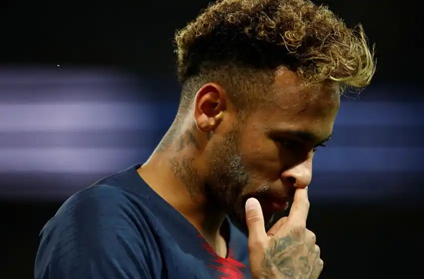 No solo trata bien a la pelota: Neymar cuidó de su rostro antes de salir a la cancha