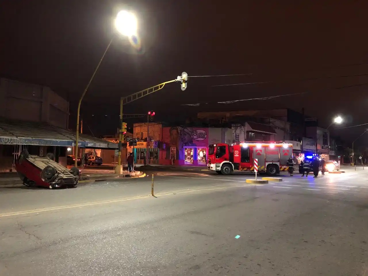 Volcó un auto en Aristóbulo del Valle al 6300