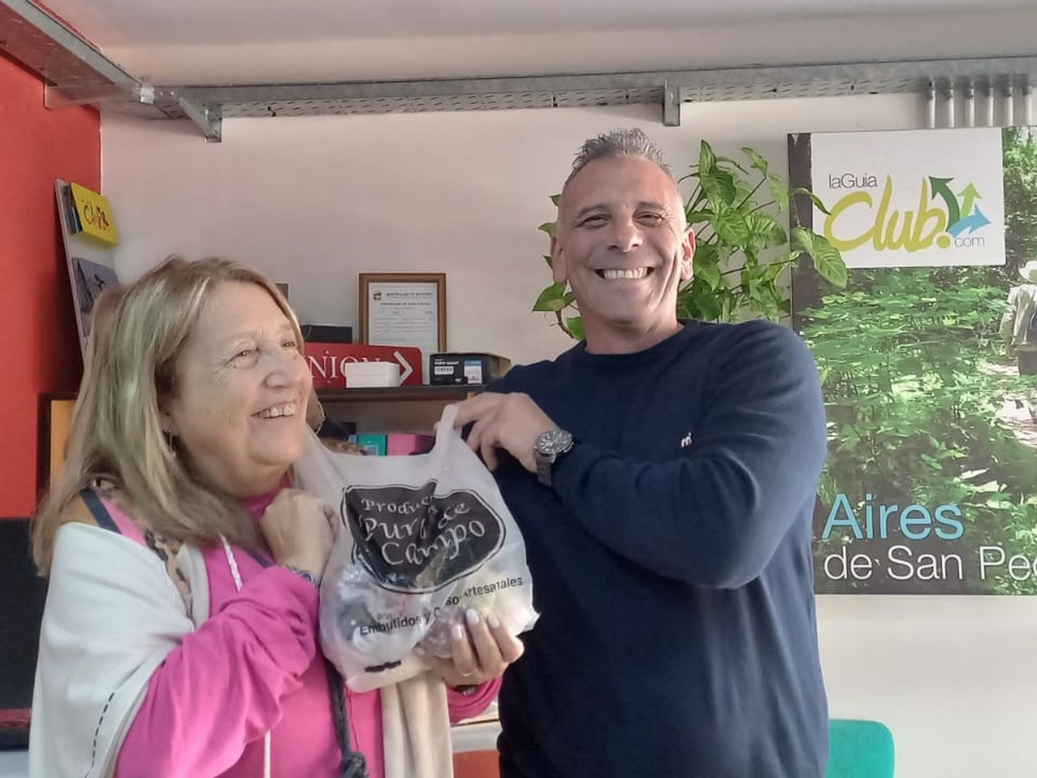 El comerciante de Tandil entregó el regalo prometido.