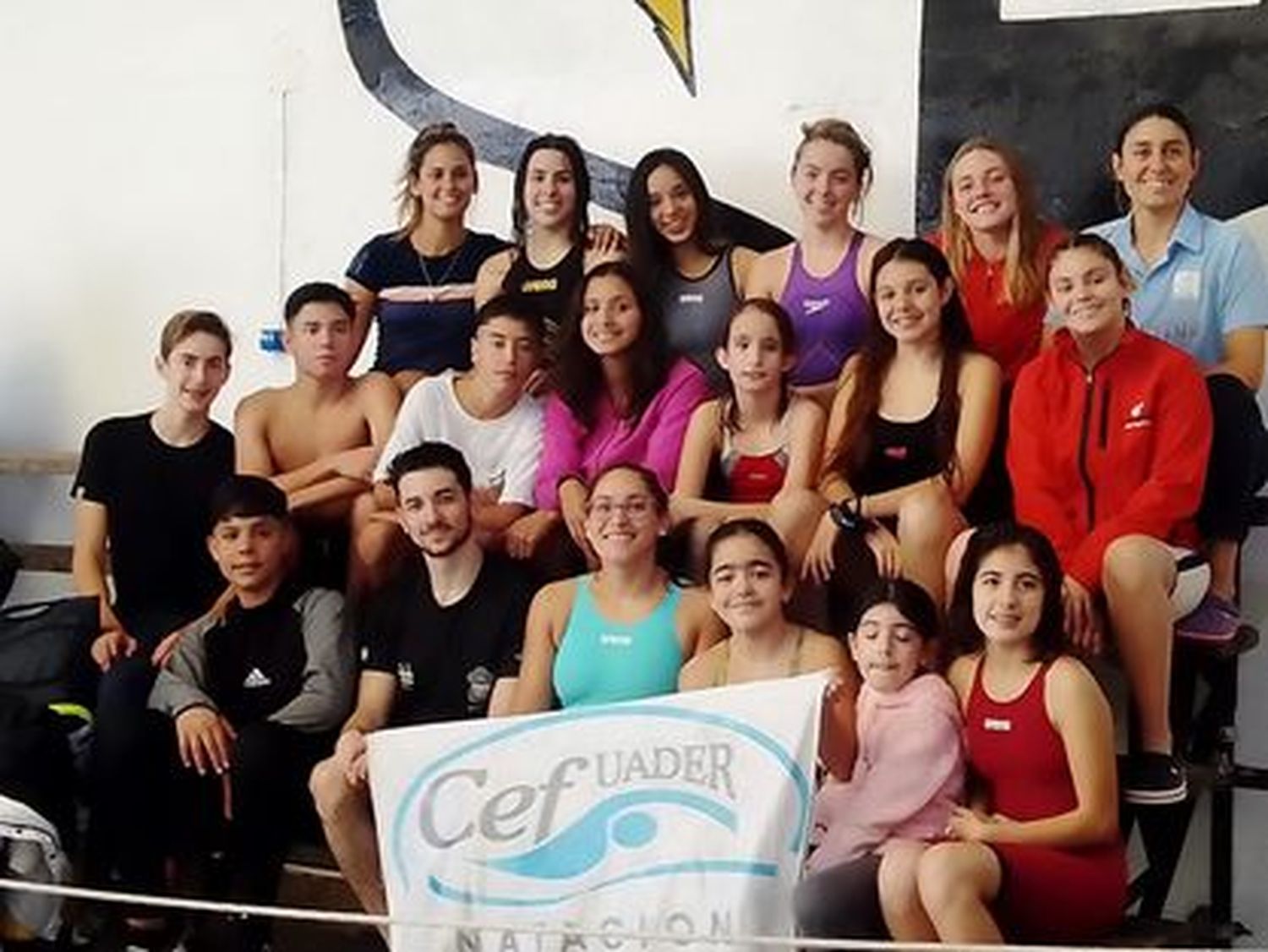 Enarbolando la bandera del CEF Nº2 una delegación de dicho establecimiento hizo un gran torneo de natación en la capital provincial trayéndose varios podios para Gualeguay.