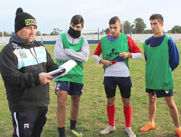 El Sub-15 de fútbol sigue sus trabajos, a dos semanas del debut